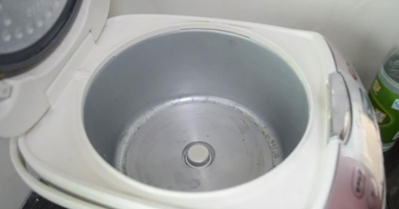 Có thể bạn chưa biết, vệ sinh ở vị trí này của nồi cơm điện sẽ tiết kiệm cả triệu tiền điện mỗi năm